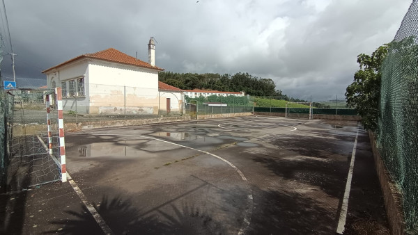 Campo polidesportivo descoberto da Colaria